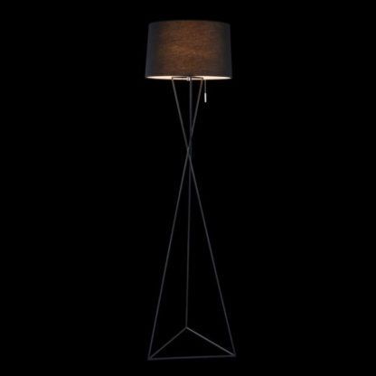 Lampa podłogowa w stylu skandynawskim z materiałowym czarnym kloszem