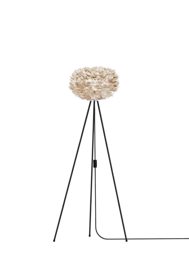 lampa podłogowa z jasnobrązowym kloszem kulą z piór, biały trójnóg, styl skandynawski