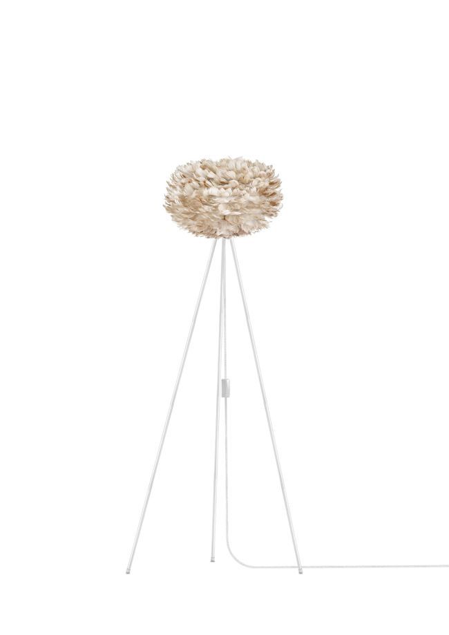 lampa podłogowa z jasnobrązowym kloszem kulą z piór, biały trójnóg, styl skandynawski