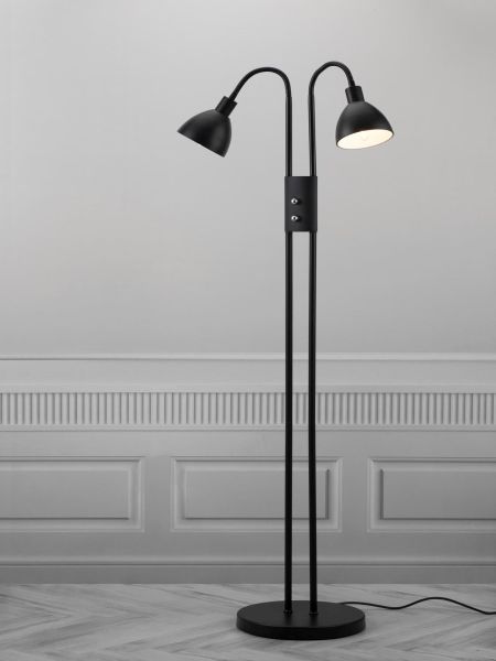 czarna lampa podłogowa z dwoma kloszami, styl nowoczesny