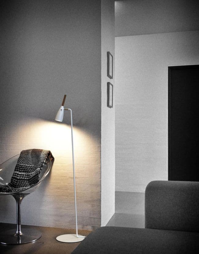 biała lampa podłogowa w stylu skandynawskim, klosz z drewnianym elementem, matowy -aranżacja
