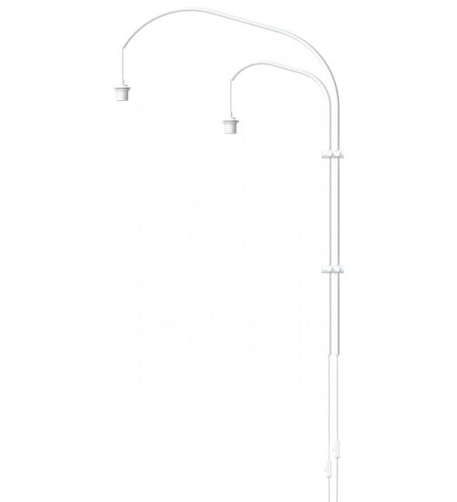 biała lampa ścienna, wysoka podstawa i dwa ramiona na dwa klosze, styl nowoczesny