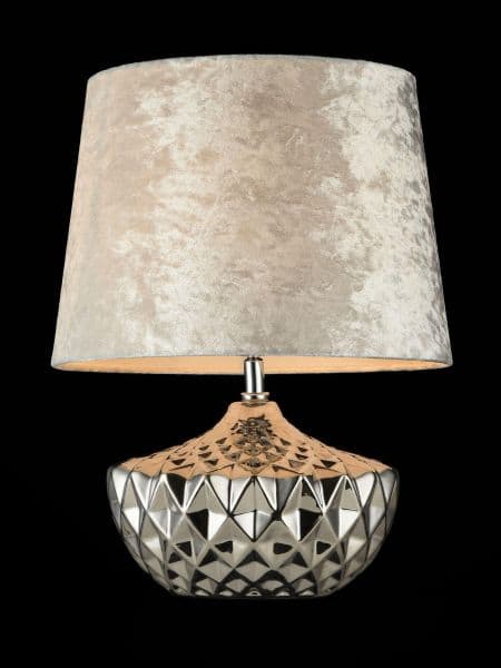 lampa wisząca jasna o beżowym materiałowym kloszu i masywnej srebrnej podstawie