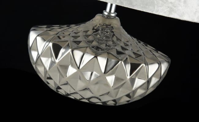 nowoczesna lampa stołowa o srebrnej błyszczącej podstawie