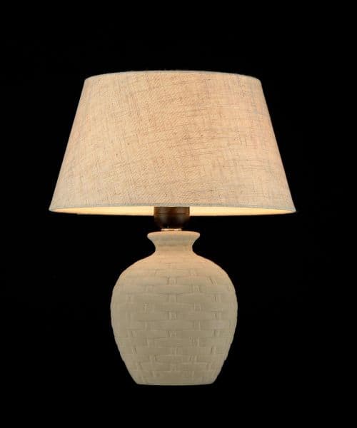 beżowa lampa stołowa o klasycznym materiałowym kloszu i ceramicznej podstawie