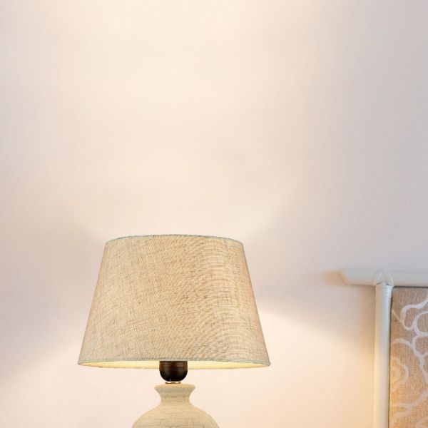 klasyczna lampa stołowa o beżowym materiałowym kloszu i ceramicznej podstawie