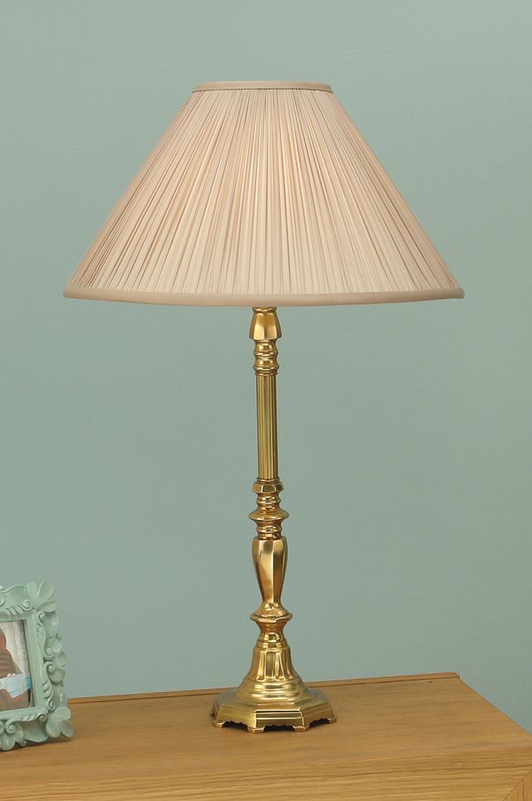 klasyczna złota lampa stołowa z jasnym abażurem