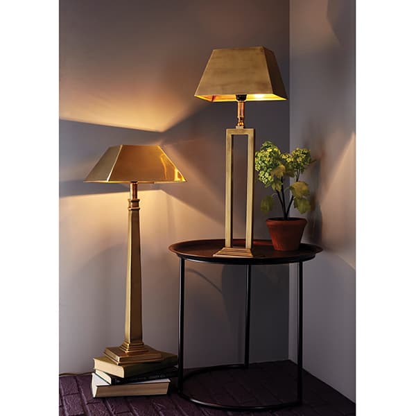 aranżacja - lampa stołowa z klasycznym abażurem, wykonana z mosiądzu