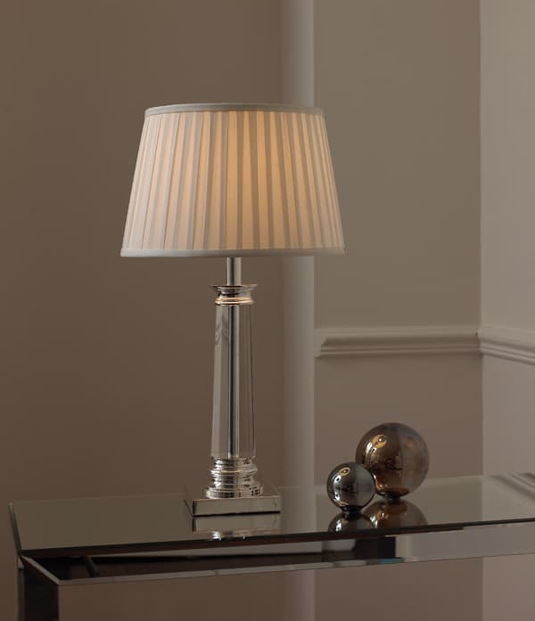 lampa stołowa wykonana ze szkła i metalu, zakończona materiałowym abażurem