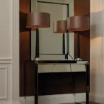 lampa stołowa z ciemną podstawą i beżowobrązowym abażurem - klasyczny salon