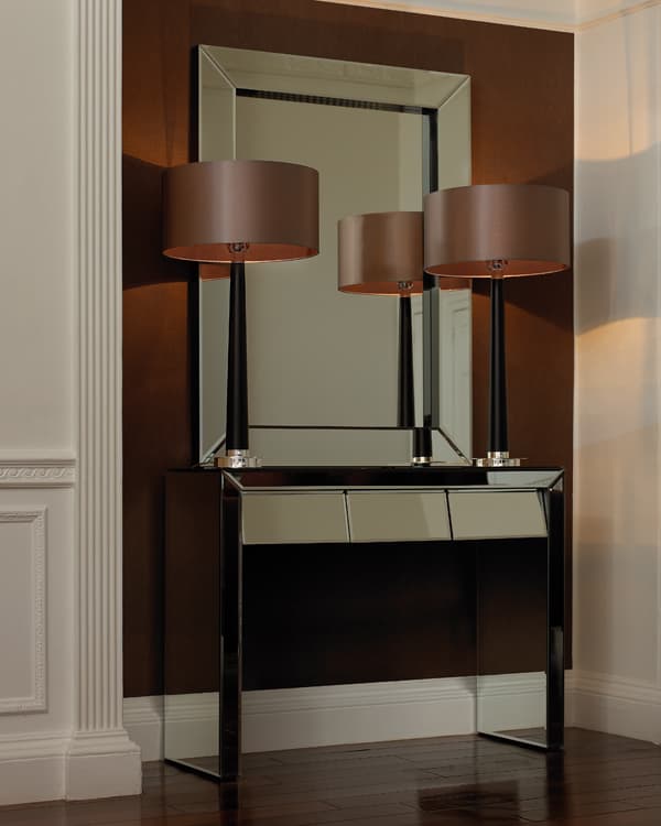lampa stołowa z ciemną podstawą i beżowobrązowym abażurem - klasyczny salon