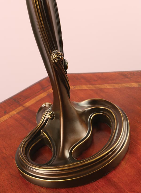 lampa stołowa o zdobionej podstawie w kolorze brązowym