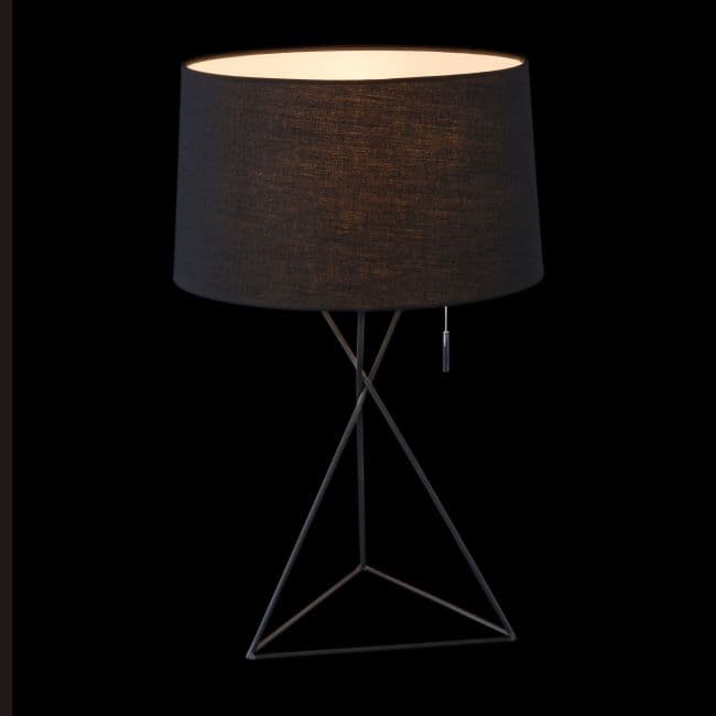 nowoczesna lampa stołowa o czarnej podstawie - trójnogu i klasycznym kloszu