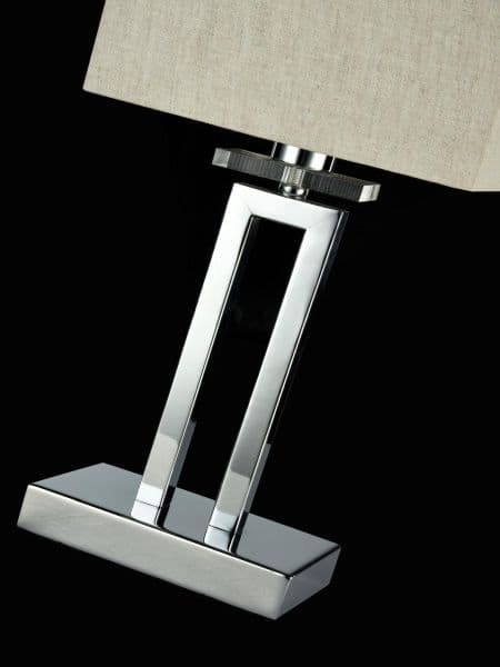 chromowana lampa stołowa z prostokątnym abażurem