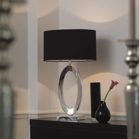 lampa stołowa z metalową podstawą i czarnym abażurem, styl modern classic - aranżacja