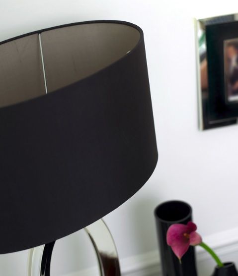 lampa stołowa w stylu modern classic z czarnym abażurem, elegancka i luksusowa