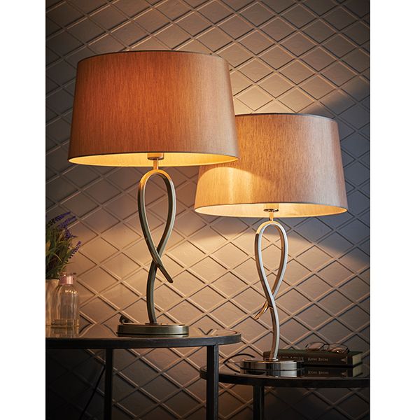 lampa stołowa nowoczesna do salonu lub sypialni w kolorze mosiężnym