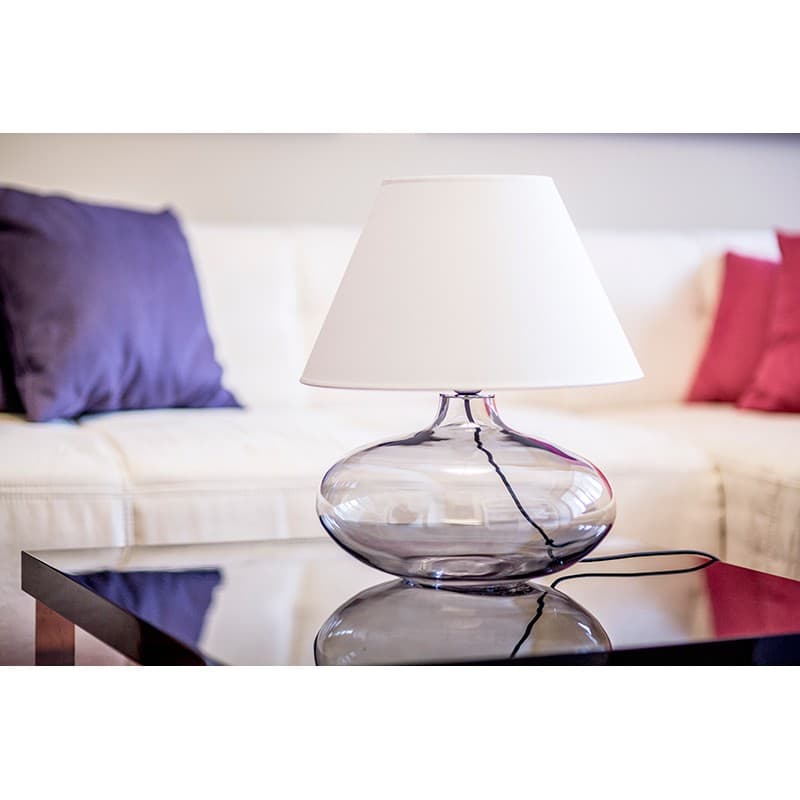 stylowa lampa stołowa ze szklaną podstawą, szkło barwione na szaro, biały abażur