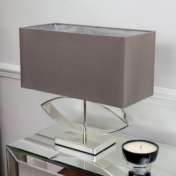 lampa stołowa ze srebrną podstawą i beżowym materiałowym abażurem