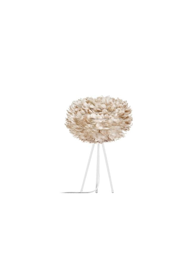 biała lampa stołowa z cienkimi nóżkami, trójnóg, klosz beżowy z naturalnych piór, kula