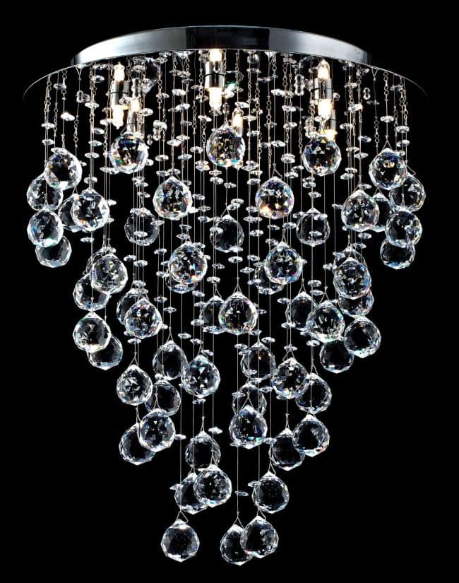 lampa sufitowa z wieloma wiszącymi krysztalami i kulkami szklanymi