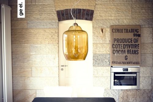 żółta lampa wisząca ze szkła w stylu industrialnym