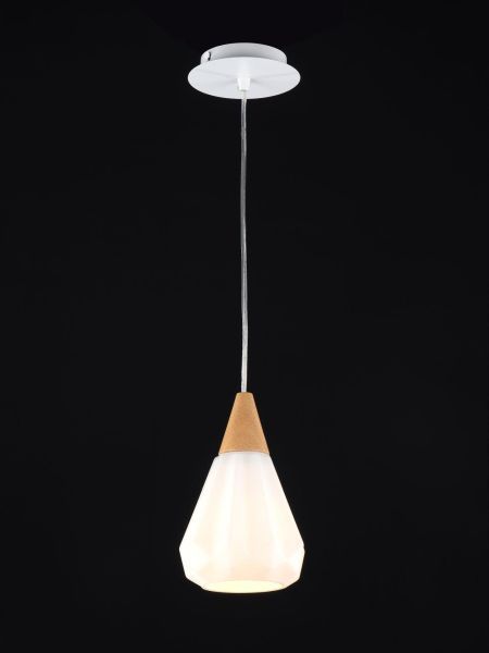 nowoczesna lampa wisząca biała z drewnianym detalem i srebrną podsufitką