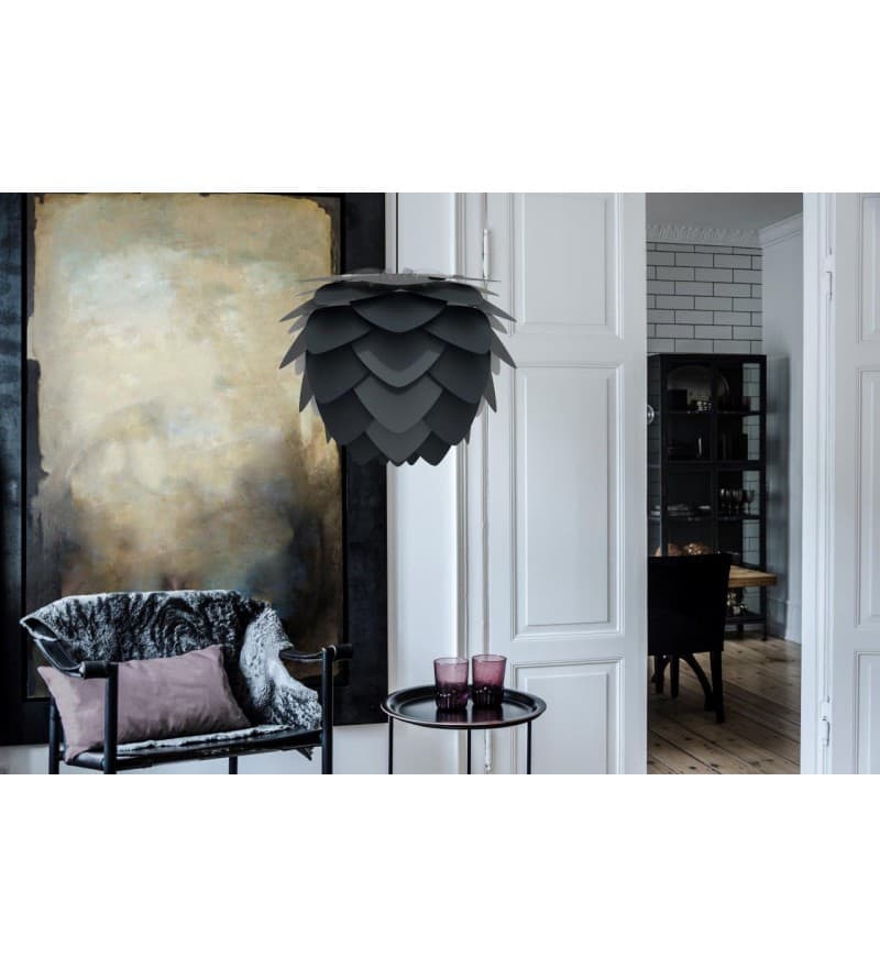 lampa wisząca w stylu nowoczesnym, czarny klosz z płatków - aranżacja salon
