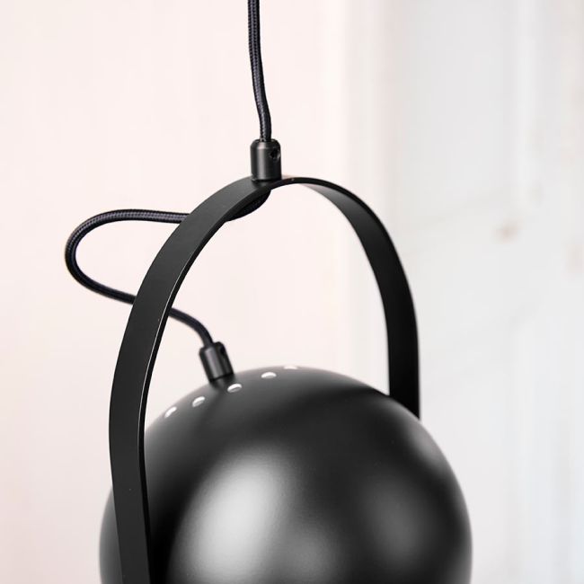 czarna lampa wisząca, kula z uchwytem biała w środku, styl nowoczesny
