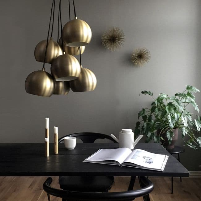 lampa z kloszami z kształcie kul, mosiądz - aranżacja szary salon