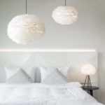 biała lampa z naturalnych piór do sypialni EOS
