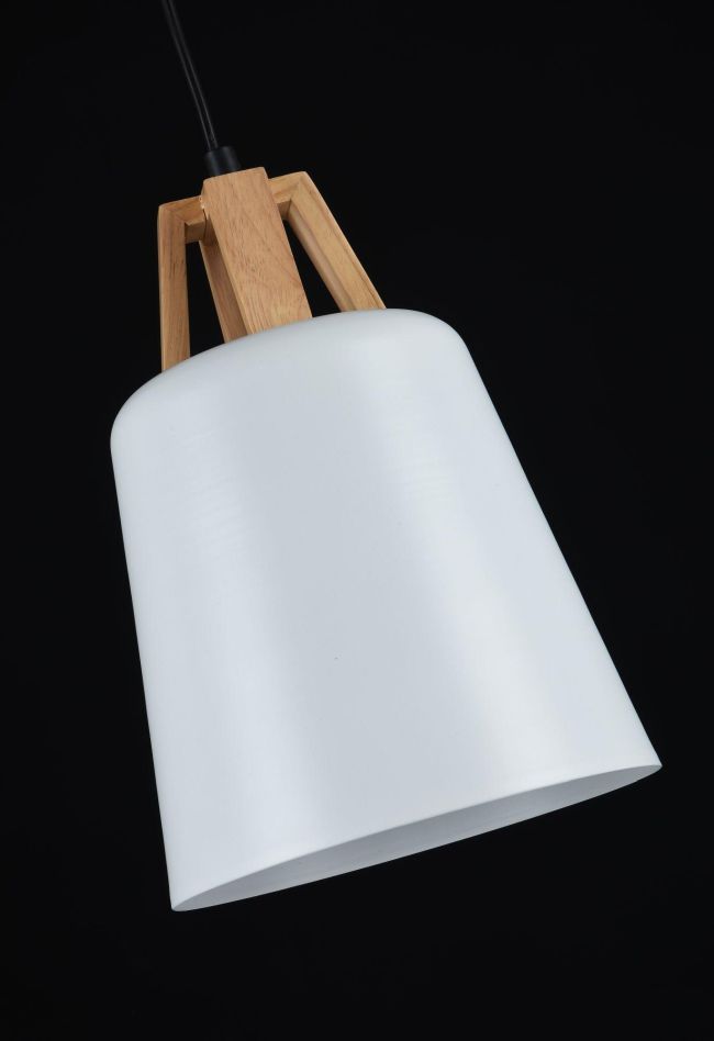 lampa wisząca biała z drewnem na czarny sufit