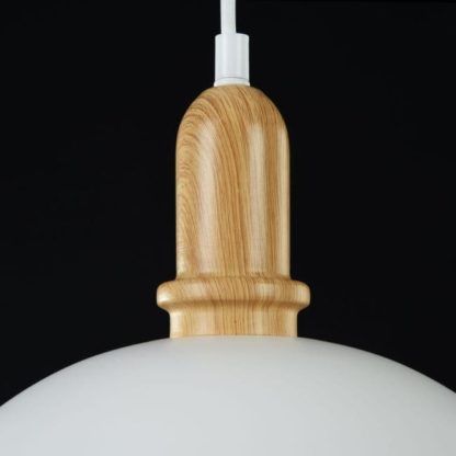 lampa wisząca z białym szkłem i drewnem