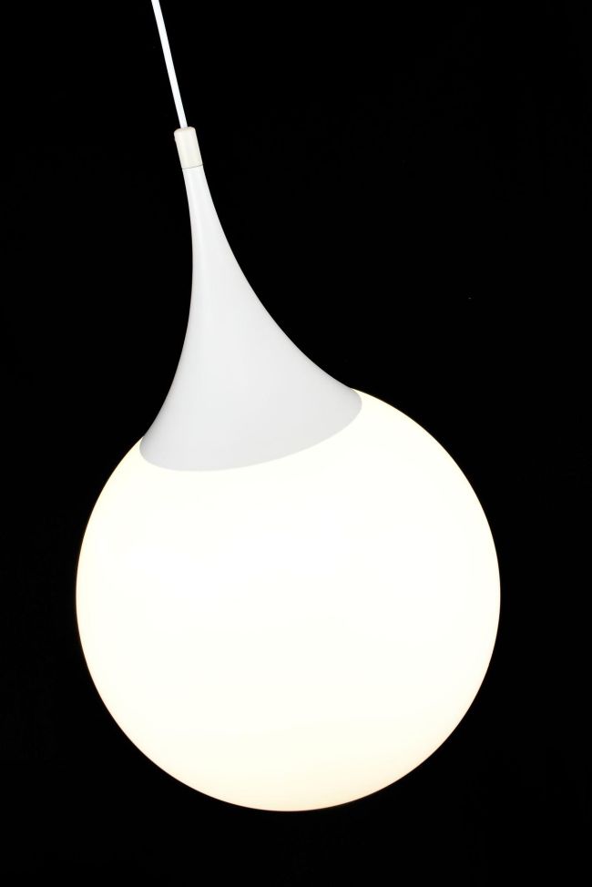 biała lampa szklana kula wiszaca nad stół