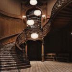 Lampa wisząca na wysokie schody - aranżacja klasyczne schody i przedpokój