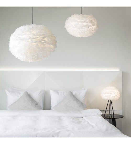 biała lampa w stylu skandynawskim, klosz w kształcie kuli - aranżacja biała, nowoczesna sypialnia