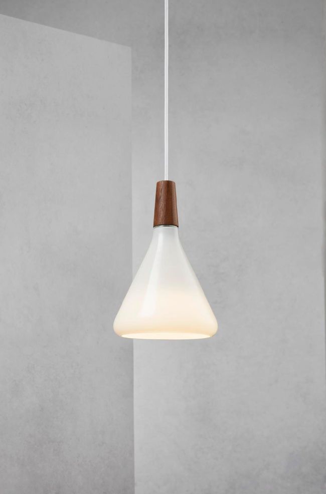 lampa wisząca w nowoczesnym stylu, klosz z mlecznego szkła z drewnianymi elementami