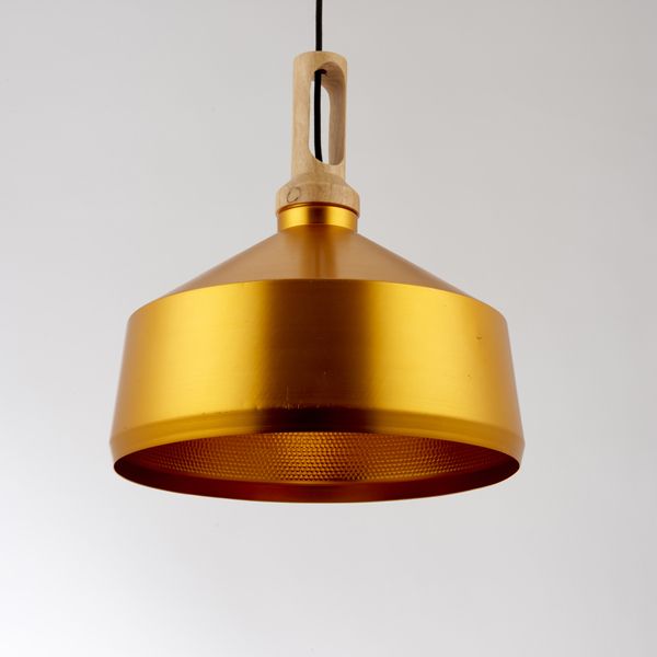 złota lampa wisząca z drewnianym elementem, styl industrialny
