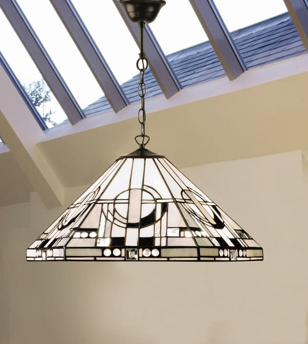 aranżacja - lampa wisząca ze szkła Tiffany - witrażowy wzór