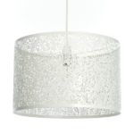 biała lampa wisząca z metalu, ażurowy wzór w kwiaty, styl nowoczesny