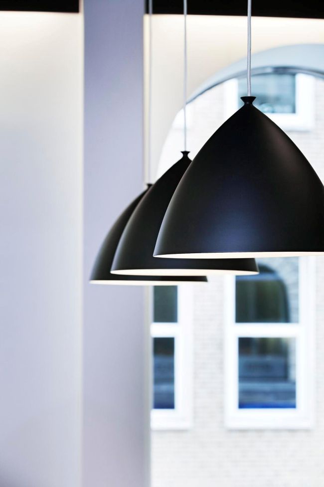 duża lampa wisząca w stylu skandynawskim, czarny, szeroki klosz