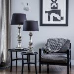 elegancka lampa stołowa ze srebrną podstawą i czarnym abażurem - aranżacja Modern classic