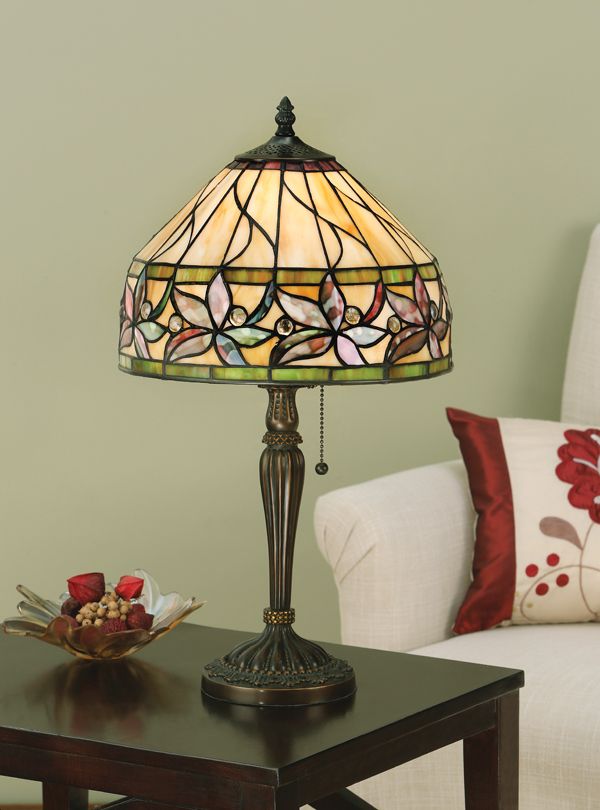 elegancka lampa stołowa z kolorowego szkła na mały stolik