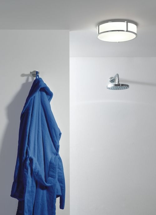 łazienkowa lampa sufitowa z białym kloszem