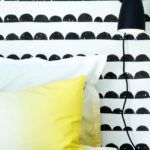 czarny, matowy kinkiet w stylu skandynawskim -aranżacja sypialnia nowoczesna