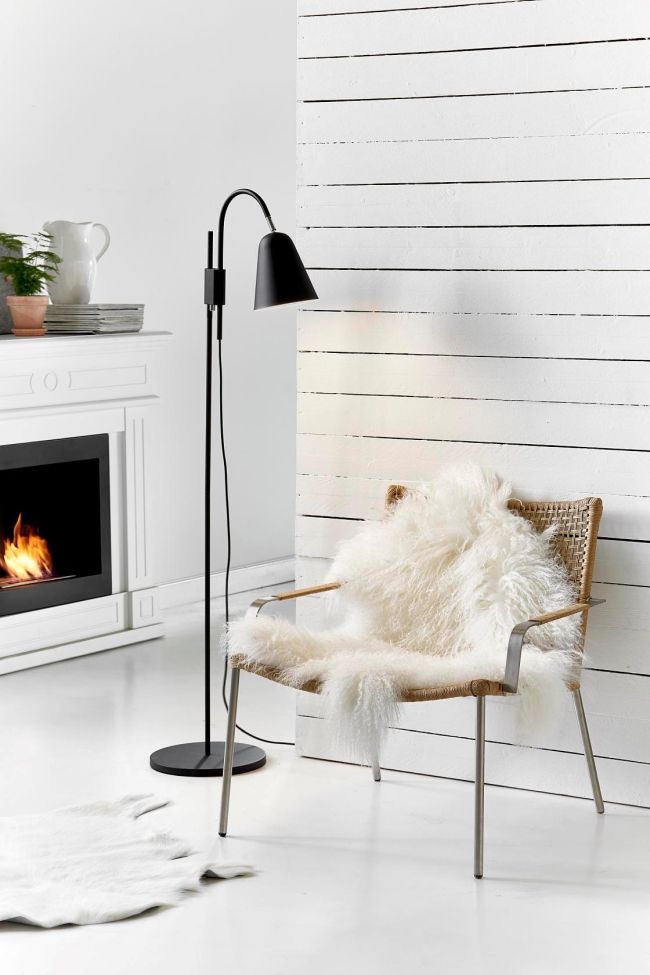 prosta lampa podłogowa, czarny mat, styl skandynawski - aranżacja z kominkiem w salonie