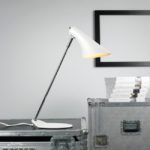 lampa biurkowa ze srebrną podstawą i białym kloszem w stylu nowoczesnym - aranżacja