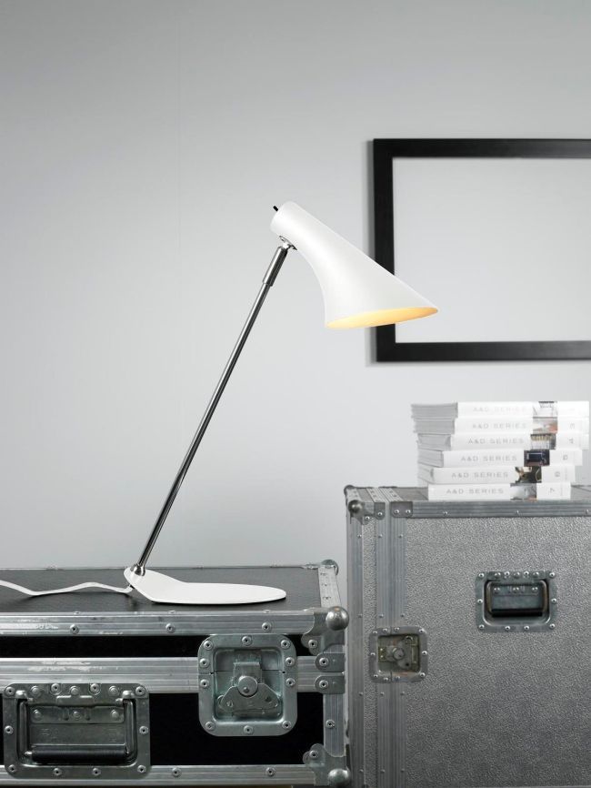 lampa biurkowa ze srebrną podstawą i białym kloszem w stylu nowoczesnym - aranżacja