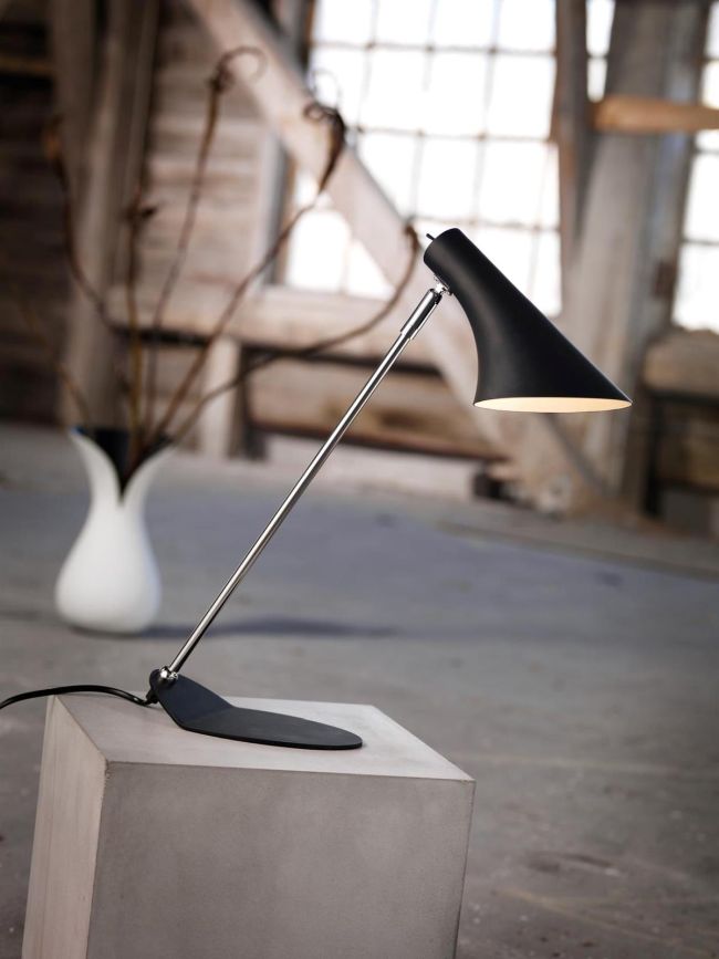 nowoczesna lampa biurkowa lekko pochylona, czarny klosz -aranżacja