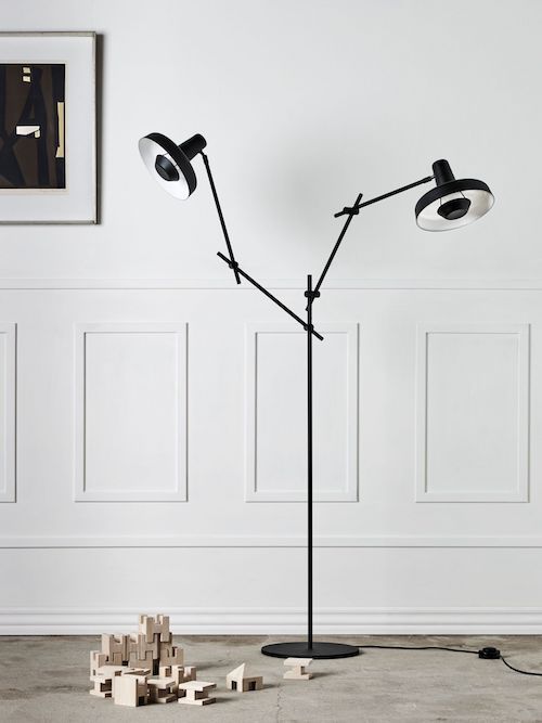 nowoczesna lampa podłogowa z dwoma cienkimi ramionami z możliwością regulacji, czarne klosze, styl skandynawski